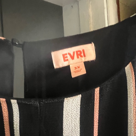 Capri jumper cab be casual or dressed up - Picture 3 of 4